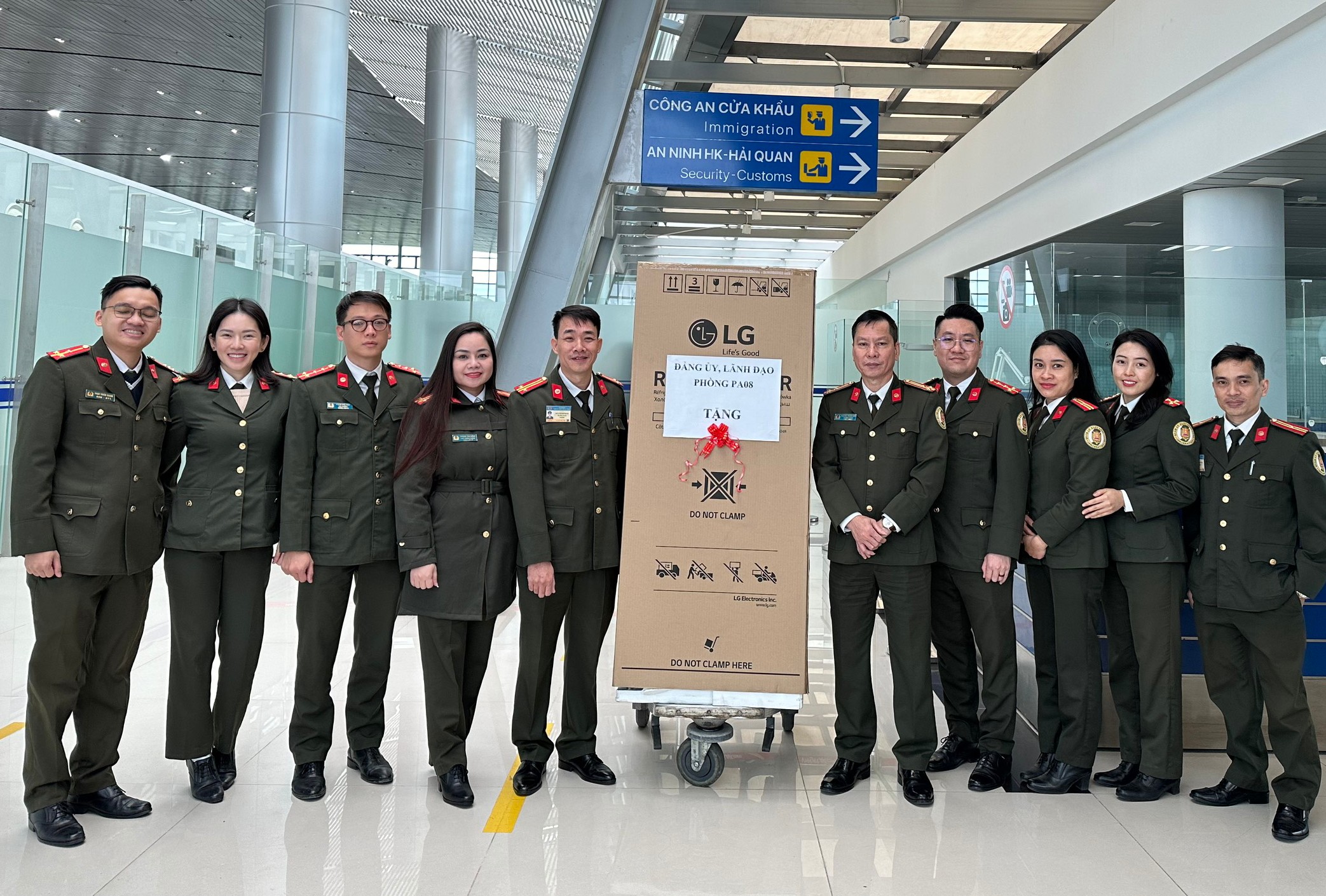 Phòng Quản lý xuất nhập cảnh - CATP: Thăm hỏi, tặng quà Tết cho Trạm CACK Cảng hàng không quốc tế Cát Bi